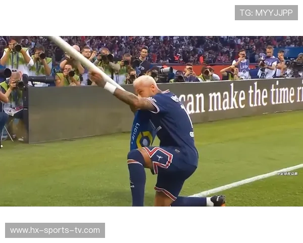 足球球星的一天：从早起踢枕头到夜晚被小猫断球搞笑生活大揭秘